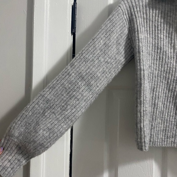 Cozy Cropped Sweater - Picture 4 of 5